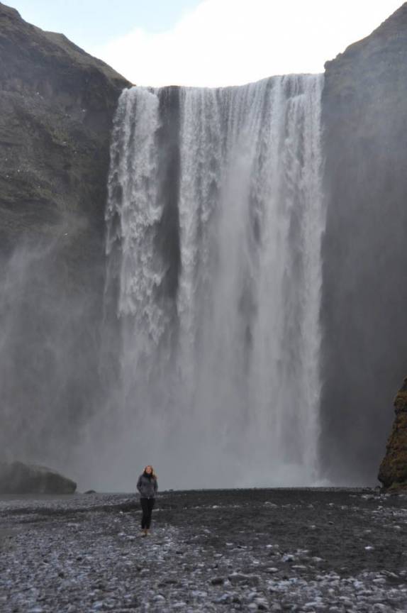A imponente Skogafoss, no sul da Islândia, uma das mais famosas e belas cachoeiras do país